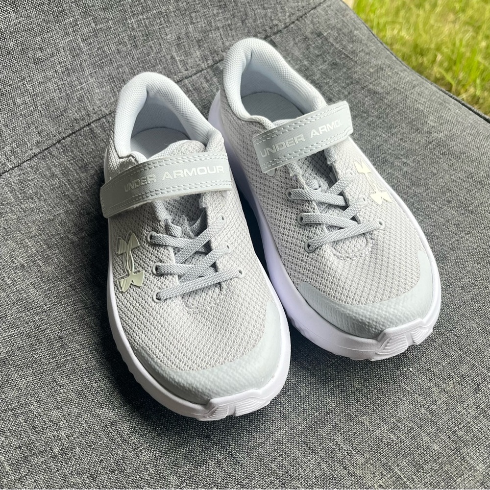 NEW Under Armour  UA Surge 4 AC Kids' Running Shoes - Size 1 Gray